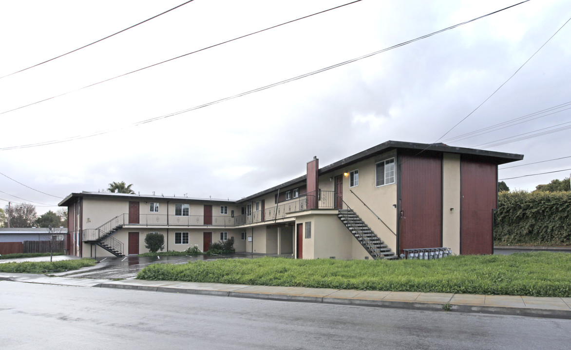 110 Newbridge St in Menlo Park, CA - Building Photo