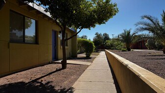 350 N Silverbell Rd in Tucson, AZ - Building Photo