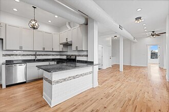 2346 W Fullerton Ave in Chicago, IL - Building Photo - Building Photo