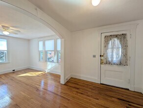 119 Lowell St, Unit 3 in Somerville, MA - Foto de edificio - Building Photo