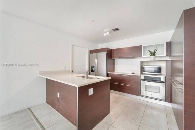 1900 N Bayshore Dr, Unit 4112 in Miami, FL - Building Photo - Building Photo