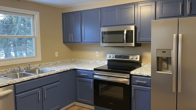 8 Clifton Ave in Amherst, MA - Foto de edificio - Building Photo