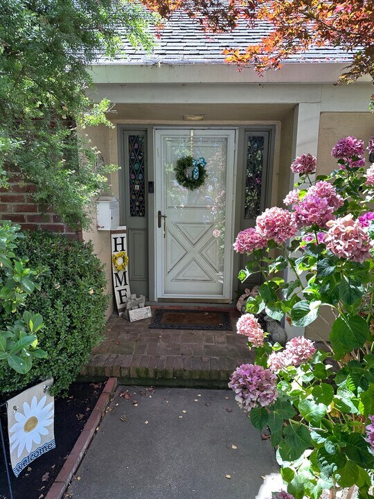 1274 W Monterey Ave in Stockton, CA - Foto de edificio