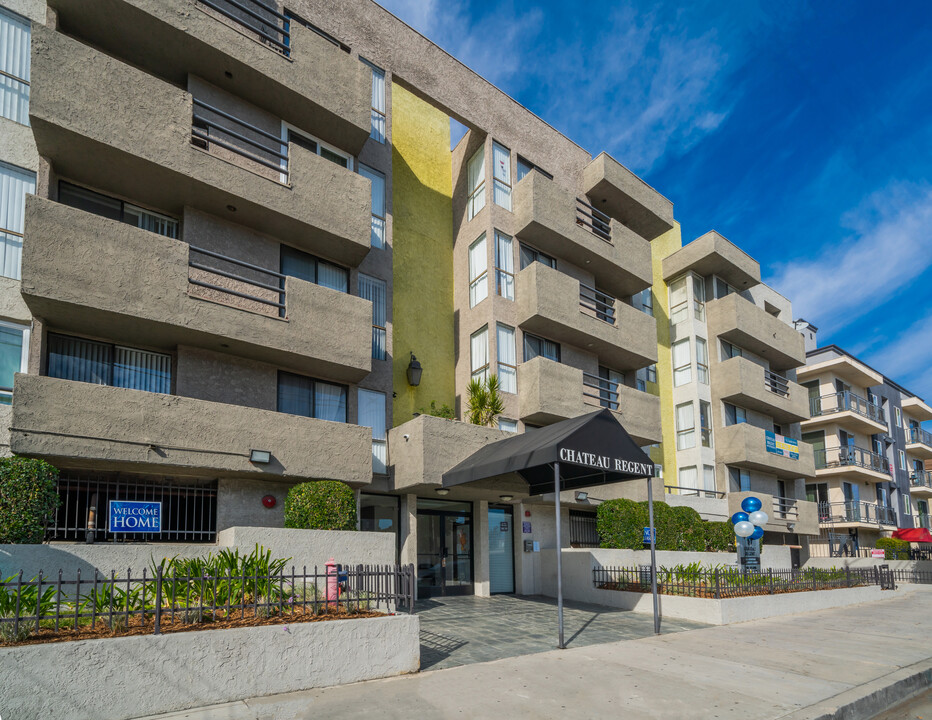 Chateau Regent Apartments in North Hollywood, CA - Foto de edificio