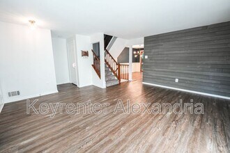 6626 Birchleigh Way in Alexandria, VA - Foto de edificio - Building Photo
