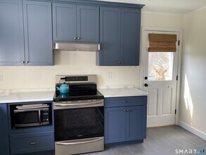 10 Riverbend Dr in Stonington, CT - Building Photo - Building Photo