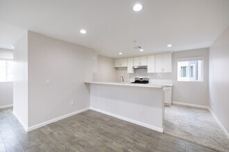 7359 Kester Ave in Van Nuys, CA - Foto de edificio - Building Photo