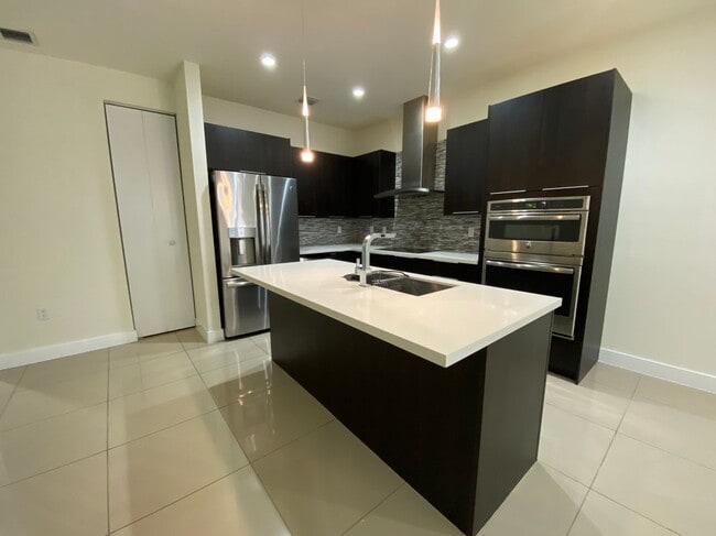 6415 NW 102nd Path in Doral, FL - Building Photo - Building Photo
