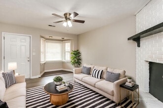 8 Silverwood Dr in Newnan, GA - Foto de edificio - Building Photo