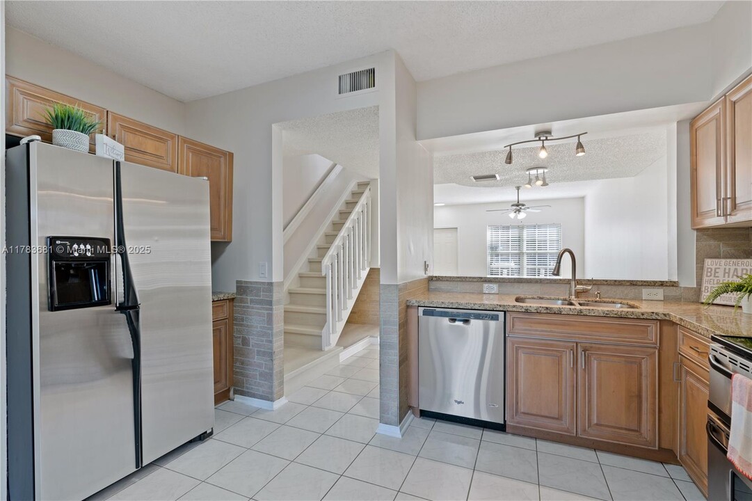 16675 Hemingway Dr in Weston, FL - Foto de edificio