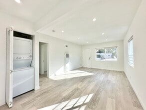 2431 1/2 W Ave 33 in Los Angeles, CA - Building Photo - Building Photo