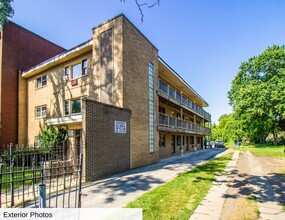 7544 S Saginaw Ave in Chicago, IL - Foto de edificio - Building Photo