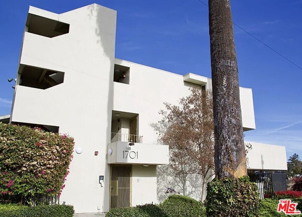 1701 Clinton St in Los Angeles, CA - Building Photo