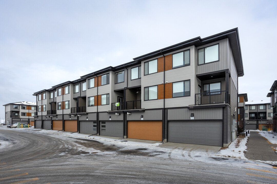 Corner Haven in Calgary, AB - Building Photo