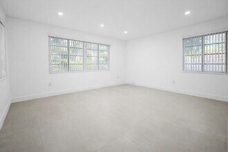 2150 SW 72nd Ave in Miami, FL - Foto de edificio - Building Photo