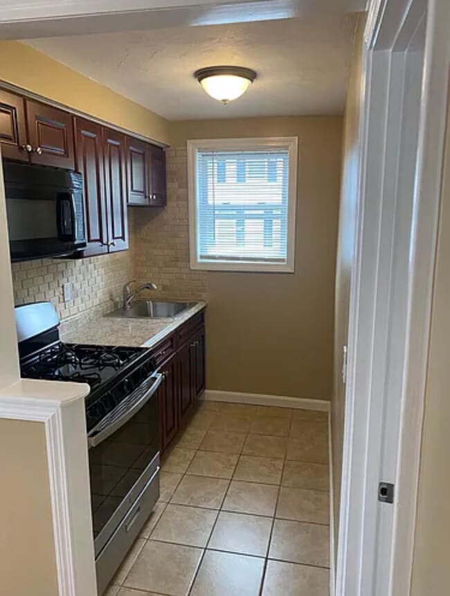 73 Buffinton St, Unit 2 in Fall River, MA - Building Photo - Building Photo