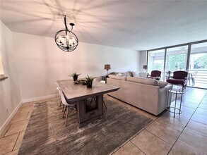 901 W Cypress Ln, Unit 201 in Pompano Beach, FL - Foto de edificio - Building Photo