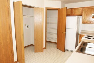 CREEKSIDE VILLAS in Dayton, OH - Building Photo - Building Photo