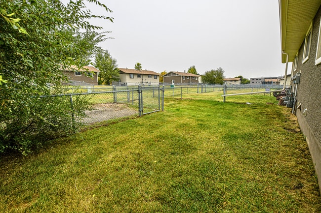 9318-93108 108 Ave in Grande Prairie, AB - Building Photo - Building Photo