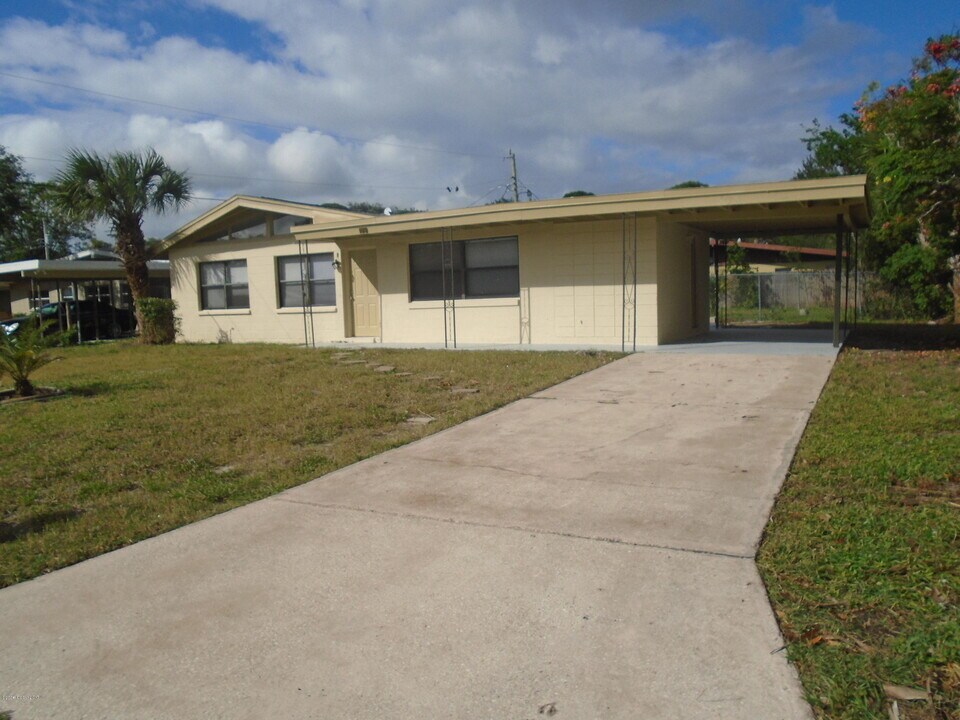 1110 Kirkland Dr in Cocoa, FL - Building Photo