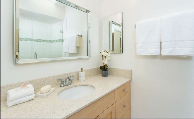 3200 S Sepulveda Blvd, Unit K34 in Los Angeles, CA - Building Photo - Building Photo