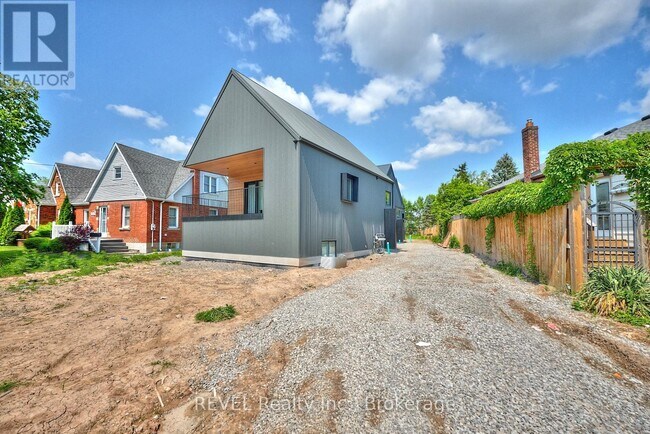 5361 Valley Wy in Niagara Falls, ON - Building Photo - Building Photo