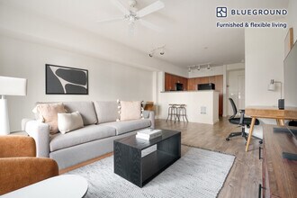 362 Bellevue Way NE-Unit -FL2-ID319 in Bellevue, WA - Foto de edificio - Building Photo