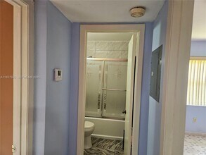 855 NE 209th St in Miami, FL - Foto de edificio - Building Photo