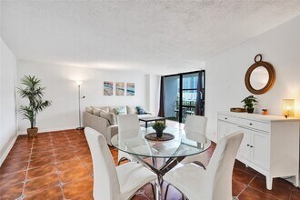 1000 Parkview Dr, Unit 412 in Hallandale Beach, FL - Building Photo - Building Photo