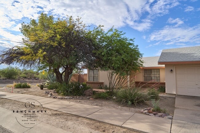 2230 S Greasewood Rd in Tucson, AZ - Building Photo - Building Photo
