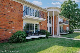 430 Fox Hills Dr S in Bloomfield Township, MI - Building Photo - Building Photo