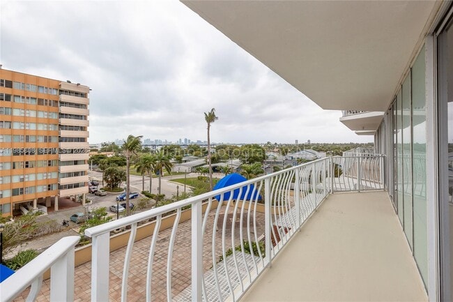 7601 E Treasure Dr in North Bay Village, FL - Building Photo - Building Photo