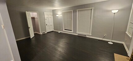 13590 Cedar Rd, Unit lower unit 1st floor in University Heights, OH - Foto de edificio - Building Photo