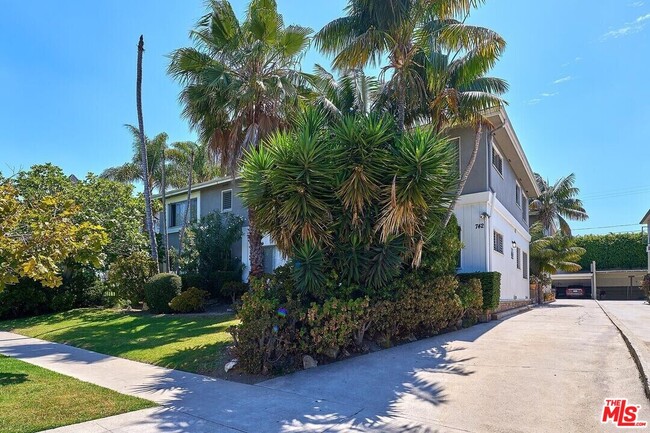 property at 742 S Plymouth Blvd