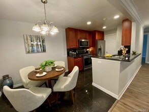 204 Vista View Dr in Farmingville, NY - Building Photo - Building Photo