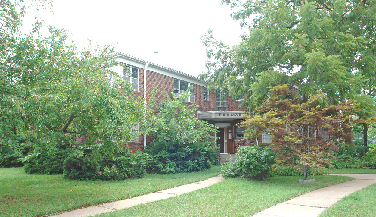 1255 SW Topeka Blvd in Topeka, KS - Foto de edificio