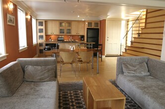 408 S Aurora St, Unit Maison Mango in Ithaca, NY - Foto de edificio - Building Photo