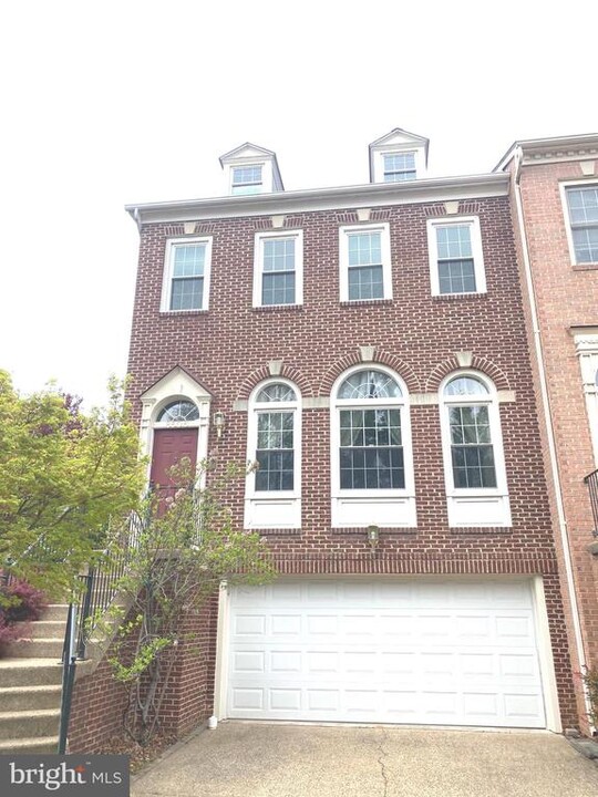 8506 Westown Way in Vienna, VA - Building Photo