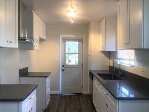 13825 Vanowen St in Los Angeles, CA - Building Photo - Building Photo