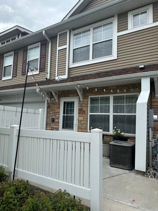 3373 Maureen Lane in Stillwater, MN - Foto de edificio