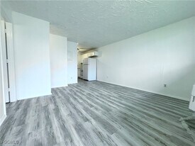 3215 Jeffcott St in Ft. Myers, FL - Building Photo
