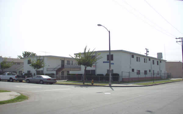 1470 W Parade St in Long Beach, CA - Foto de edificio