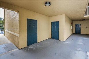 7085 Nova Dr in Davie, FL - Building Photo