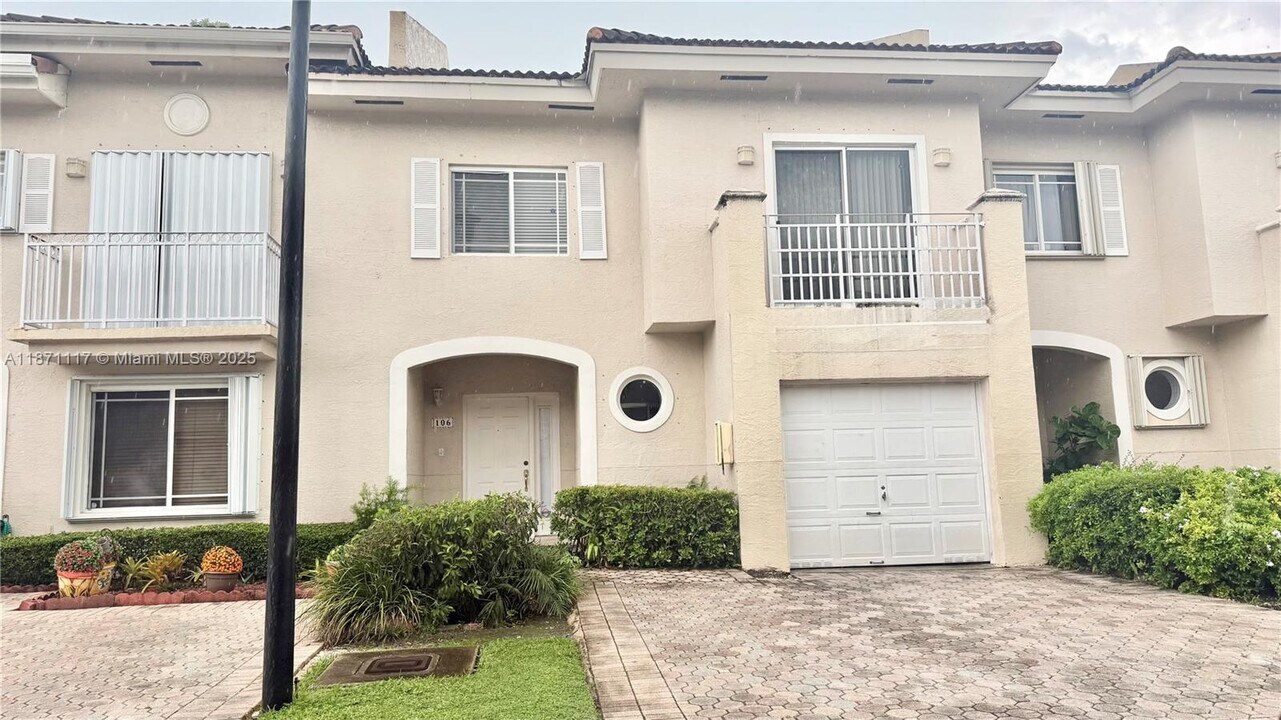 10150 SW 88th St in Miami, FL - Foto de edificio