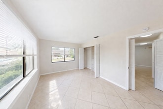 609 White Water Dr in West Palm Beach, FL - Building Photo - Building Photo