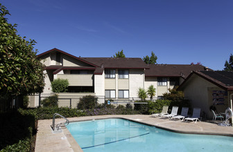 Muir Park Condos in Martinez, CA - Foto de edificio - Building Photo