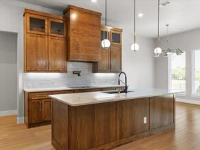 8101 Oak Hollow Dr in Arlington, TX - Building Photo - Building Photo