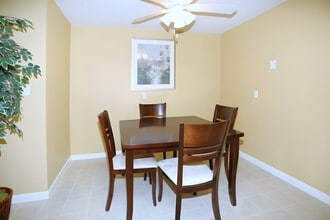 Hallmark Village in Hamburg, NY - Foto de edificio - Building Photo