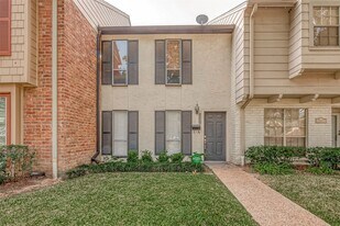 10217 Longmont Dr in Houston, TX - Building Photo