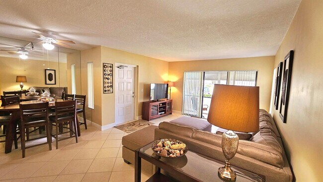 1005 Green Pine Blvd, Unit E1 in West Palm Beach, FL - Building Photo - Building Photo